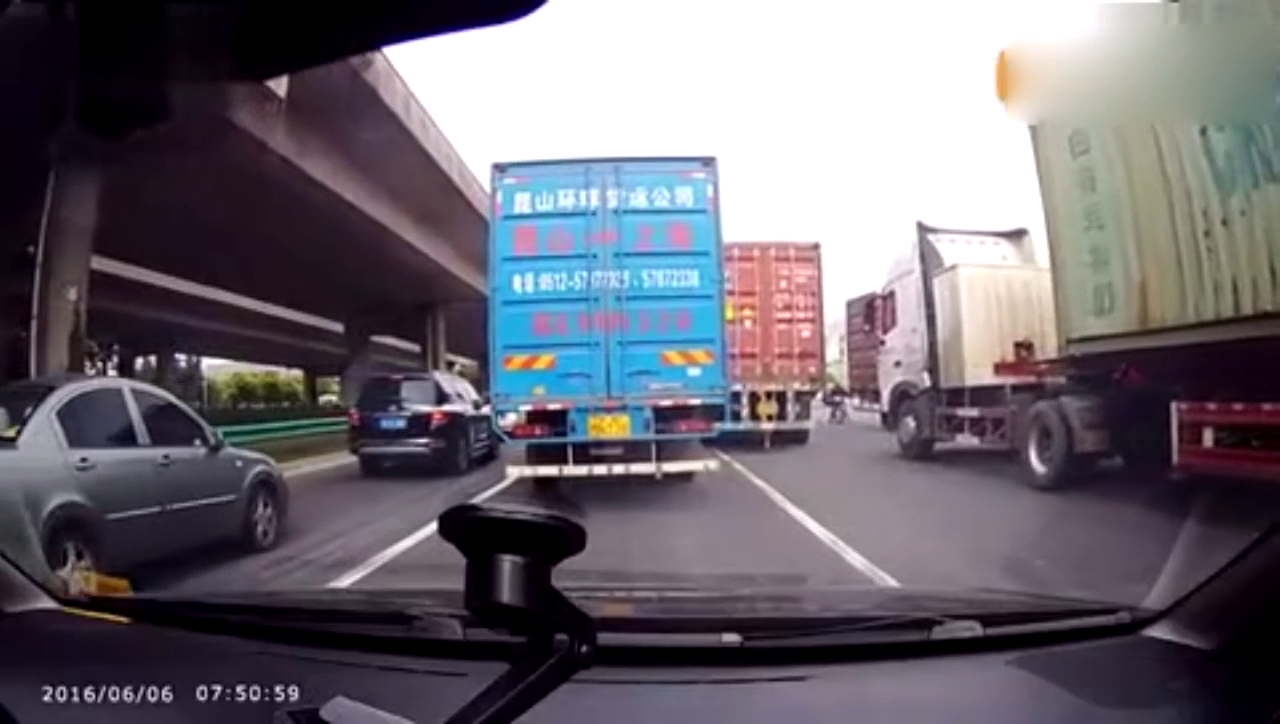 司机狂按喇叭在货车车轮下救人一命，电动车腿都吓软了