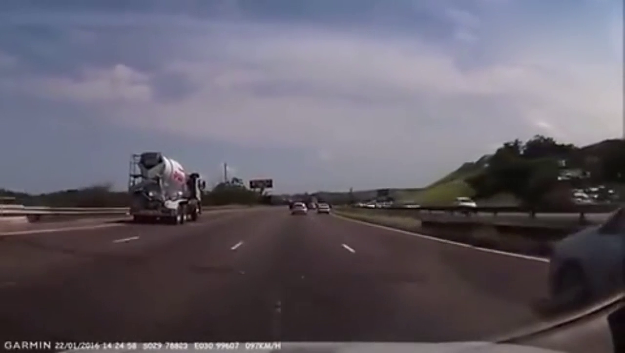 SUV高速故意别小车 结果小车神躲避 SUV翻了！