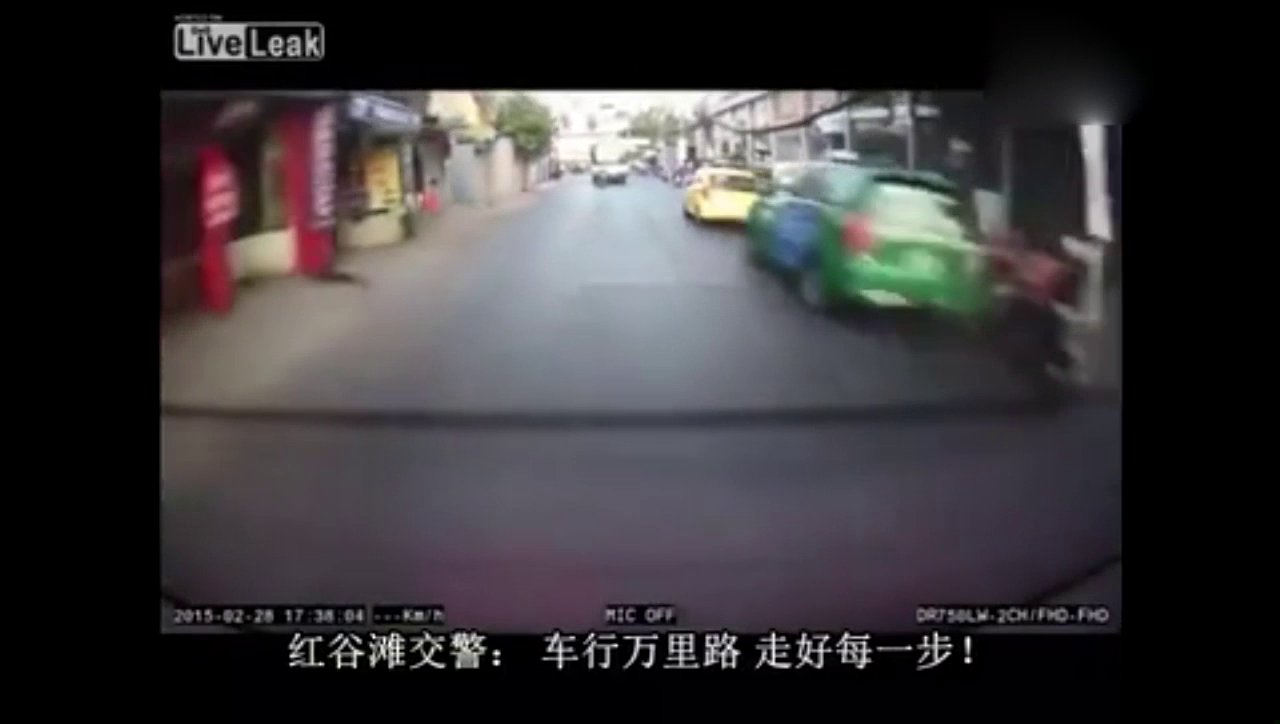 不让公交车超车，这辆电动车最后被暴打一顿