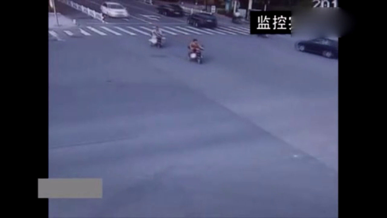 电动车路口突然向左变道，轿车司机这次惨了