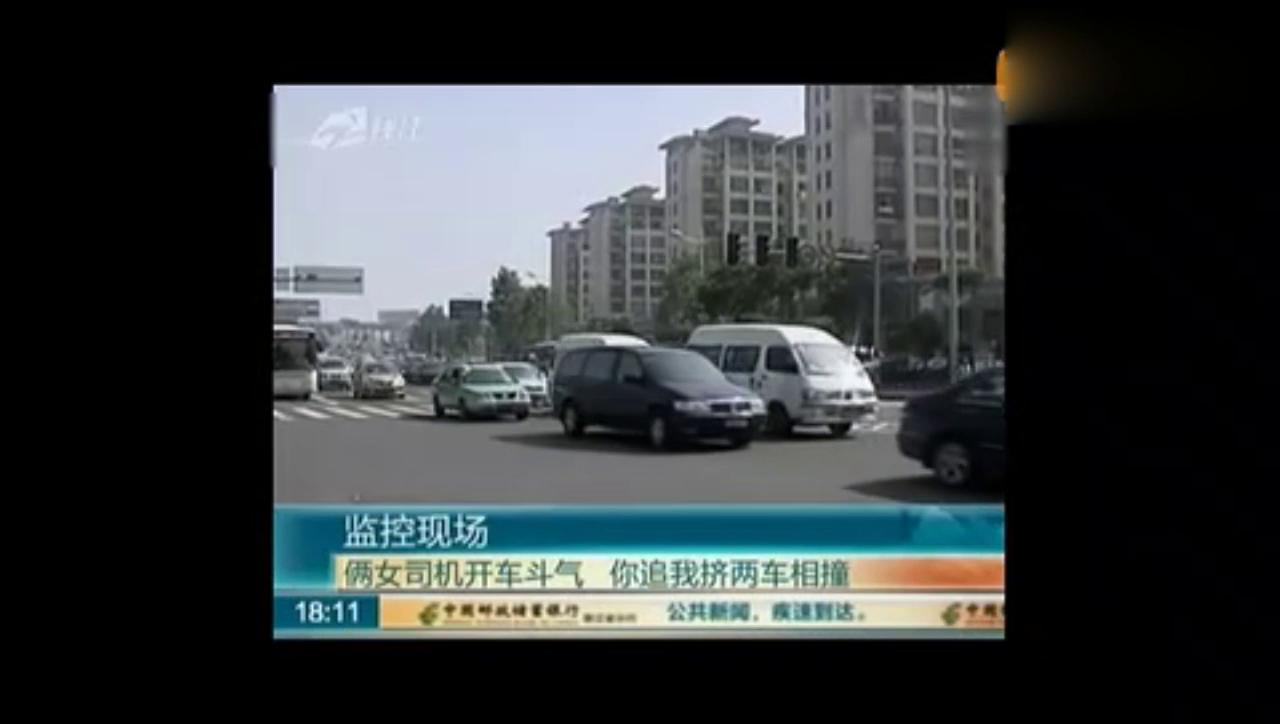 女司机开丰田车与出租车斗气 你追我挤两车相撞