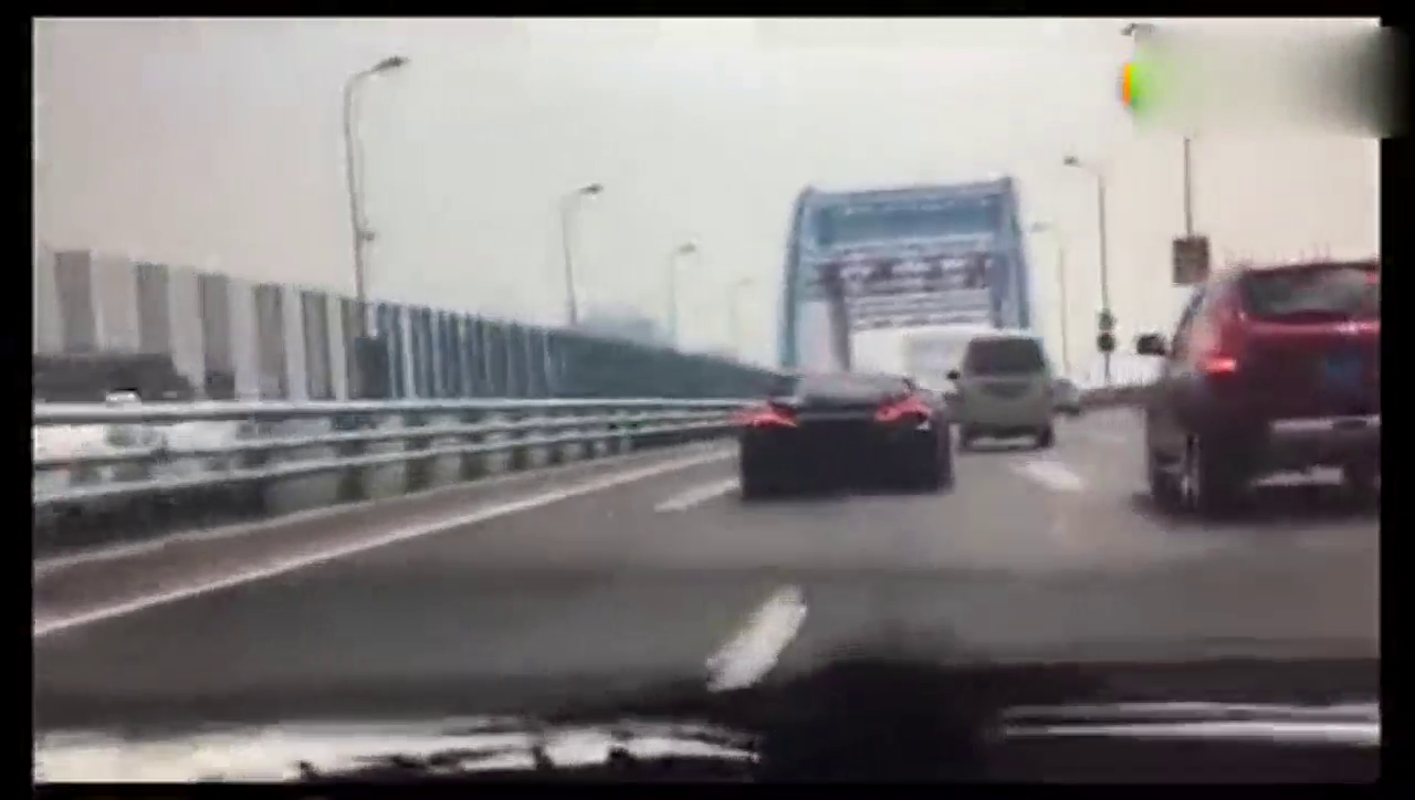路遇超级跑车连续超车，开着我的比亚迪也跟上了！