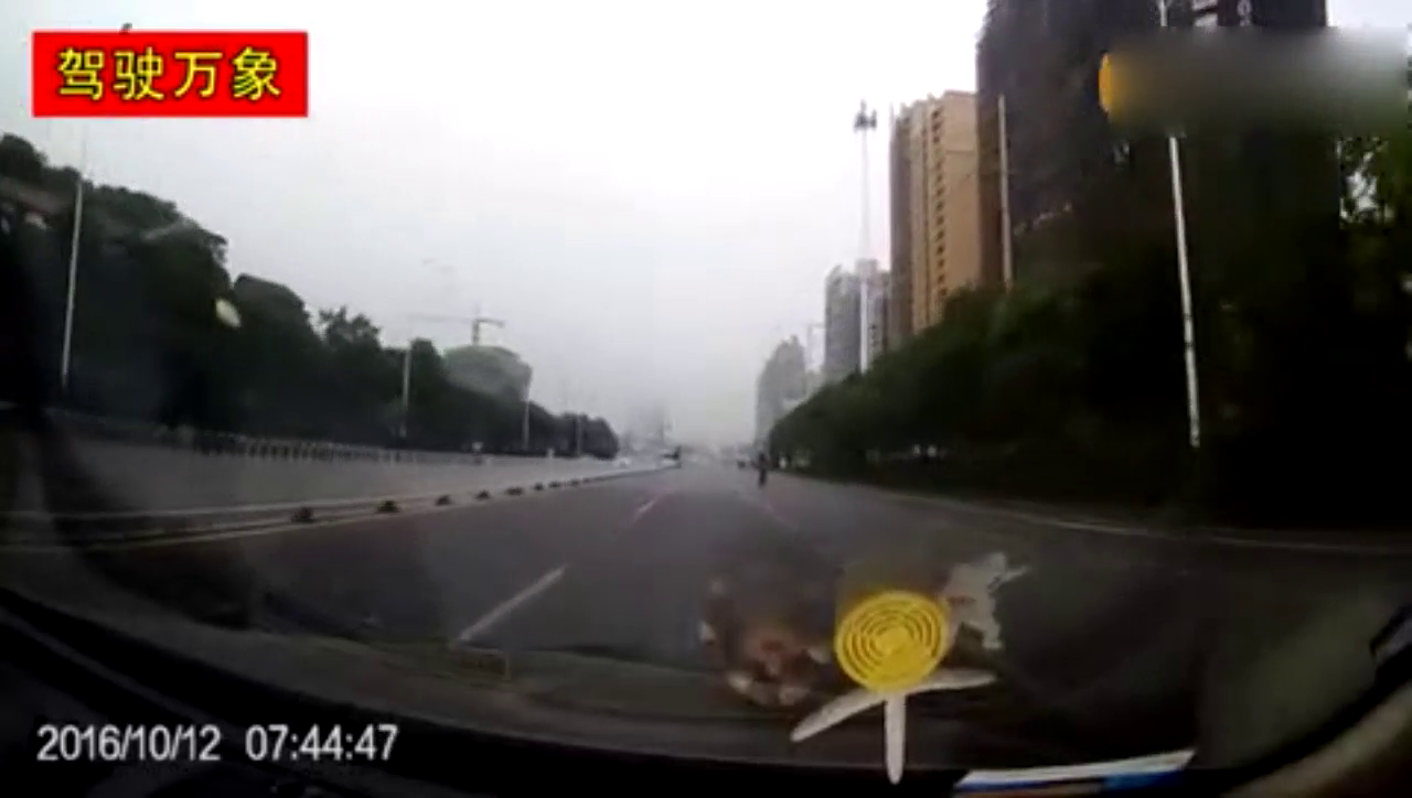 电动车任意变道，视频车果断猛撞上去