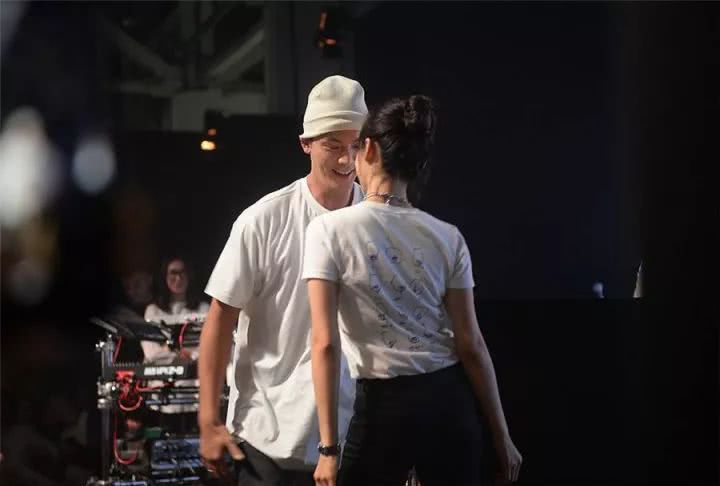 陈伟霆宋茜公开恋情?二人互动甜蜜,粉丝:太般