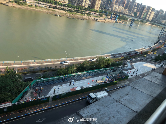 网红重庆实力宠粉!李子坝观景平台开开开开放