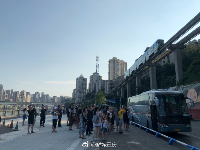 网红重庆实力宠粉!李子坝观景平台开开开开放