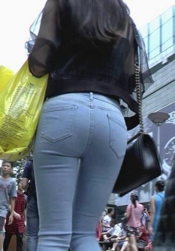 街拍: 爱穿蓝色紧身牛仔裤的美女, 穿得紧绷绷很