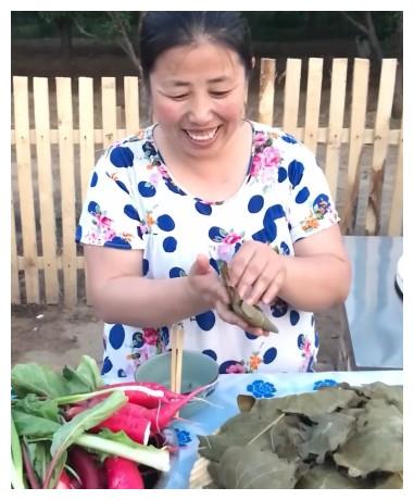 农村中年妇女玩起了网络直播,一年挣数百万,依