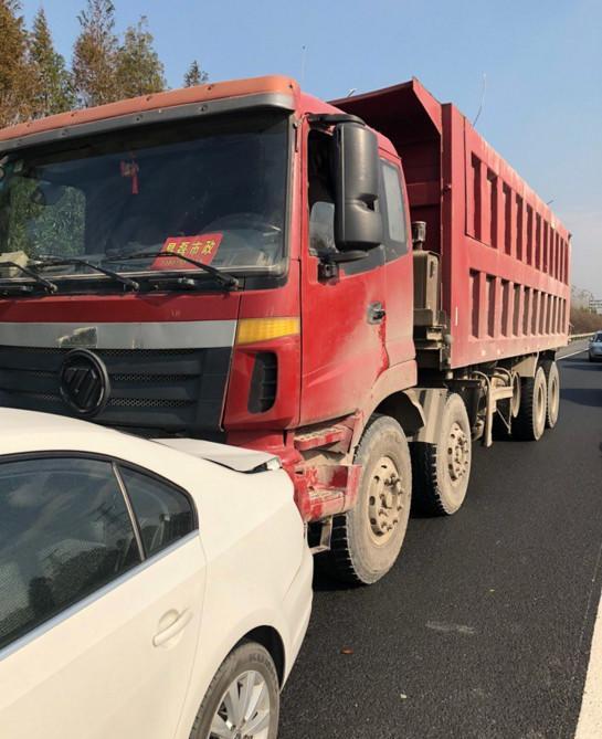 大众速腾被大货车追尾, 大众车主下车后, 满脸欣慰和高兴!