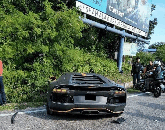 排水渠过弯失败? 16岁男孩偷开老爸的兰博基尼失控冲进水沟!