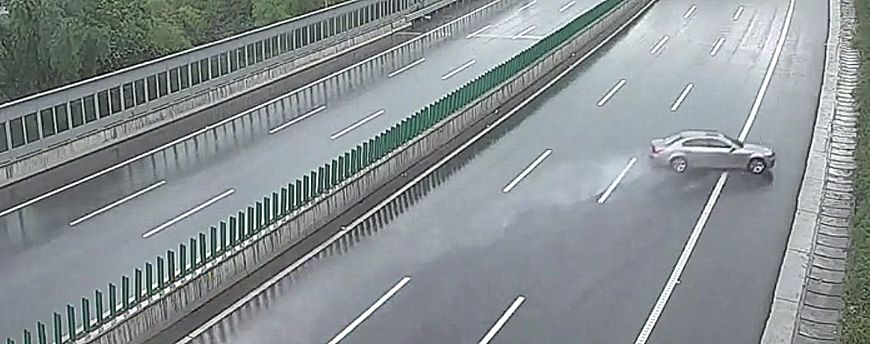 男子开43万宝马5系高速行车,还在雨天,结果监控拍下最后一幕!