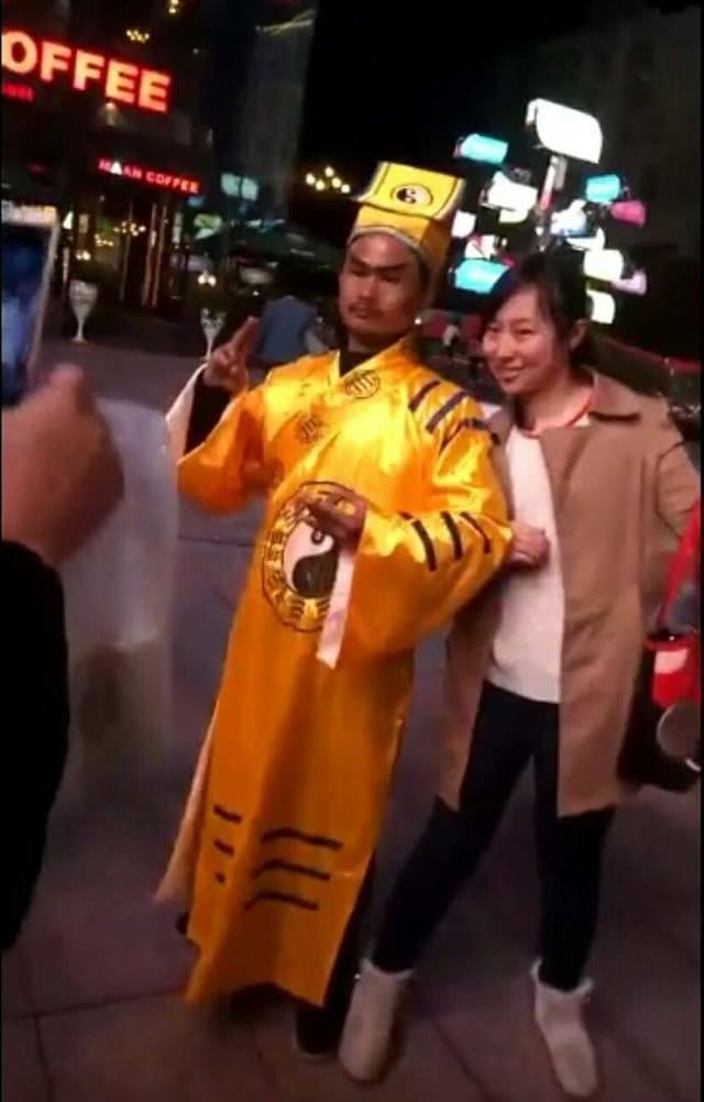 抖音出现了一位酷似林正英的网红,网友:僵尸片的时代又来了?