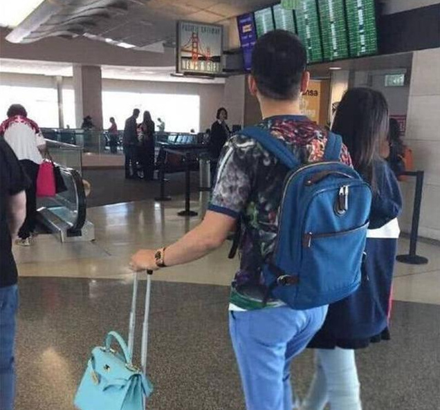 机场偶遇刘强东章泽天,夫妻超亲密,网友:父女既视感!