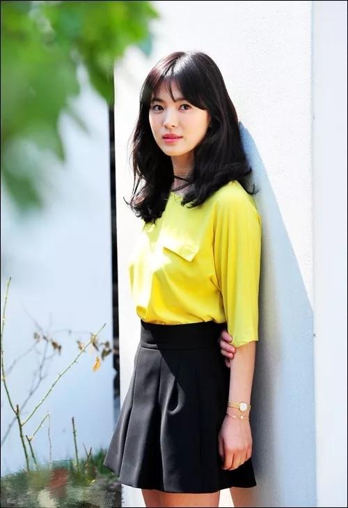 宋慧乔的穿搭,七分袖纯色上衣搭配黑色短裙,简