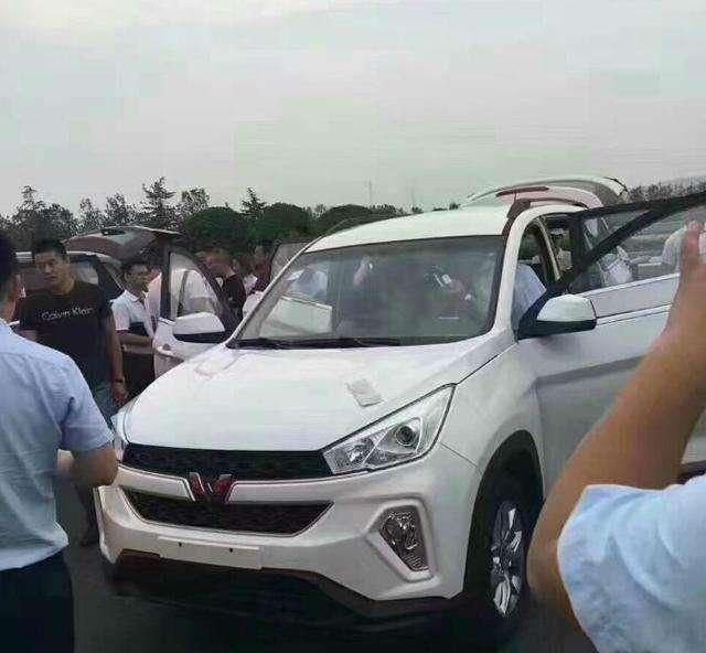 五菱首款SUV到店, 预售8万起, 定价超哈弗H6, 谁给它的勇气