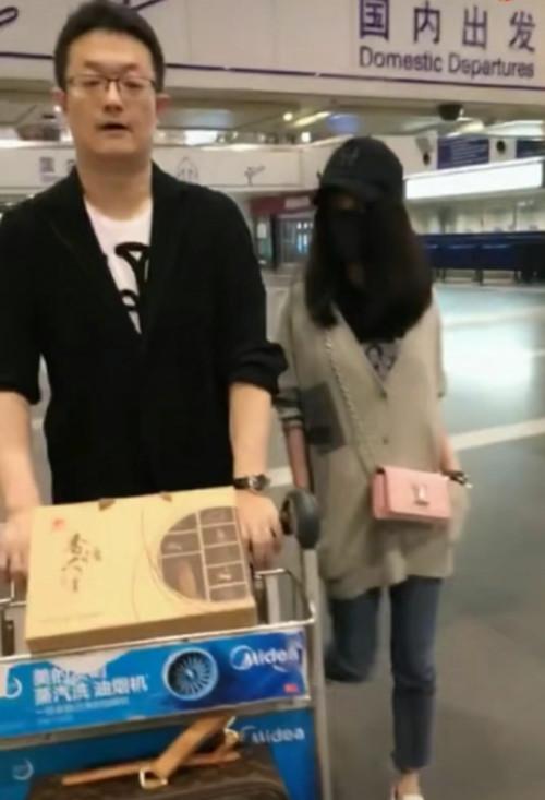 姚笛现身机场老公陪护如保镖，网友：“终于懂得啥叫见不得人！”