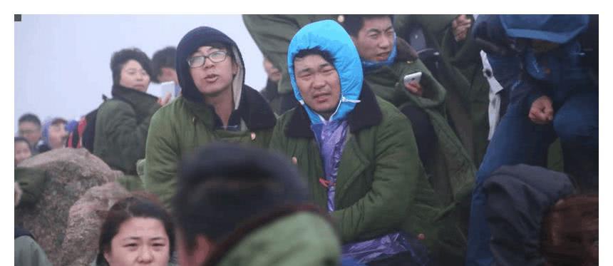 男子泰山顶上出租军大衣,一天能赚数百元