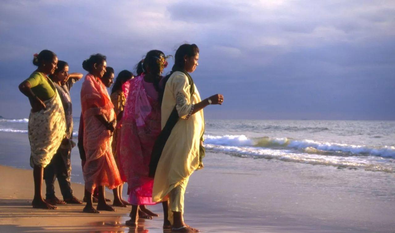 印度有许多民族风俗, 妇女喜欢身穿漂亮的纱丽去旅行