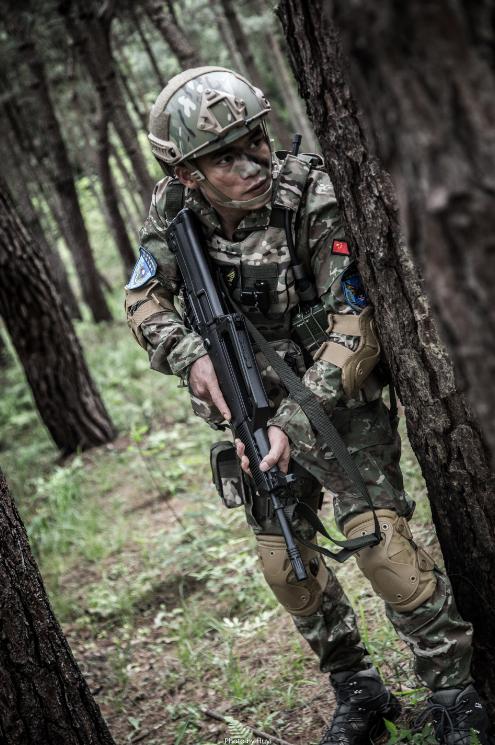 铁骨硬汉庄小龙帅气现身《伞兵魂》发布会