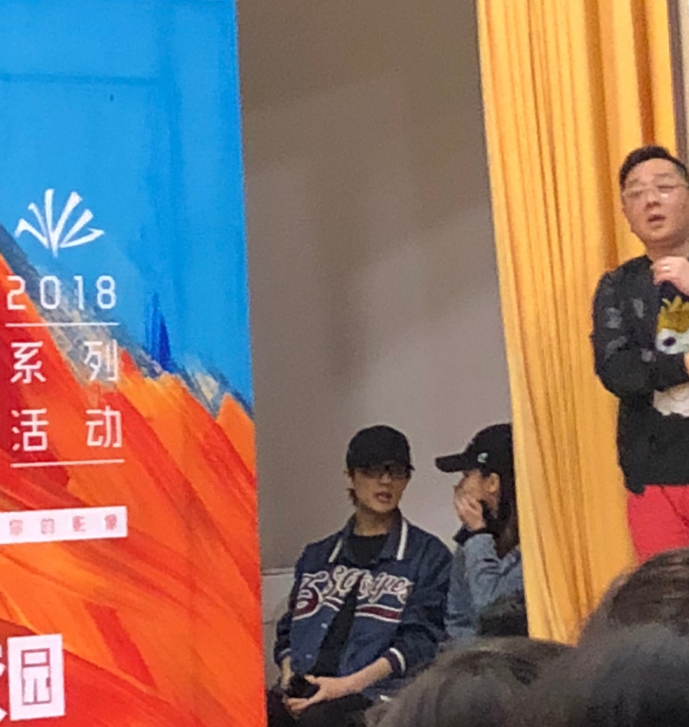 戚薇和许嵩两人坐在后台看演出 有一种友谊叫断臂之交的关系