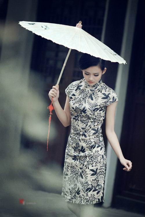 江南水乡旗袍美人,你最喜欢哪一个?_新浪看点