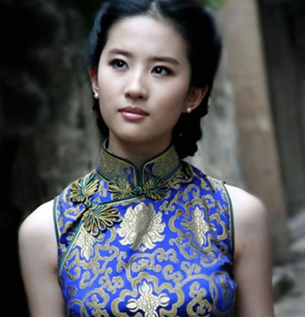刘亦菲身穿旗袍走在江南小巷,古典优雅又有气质.