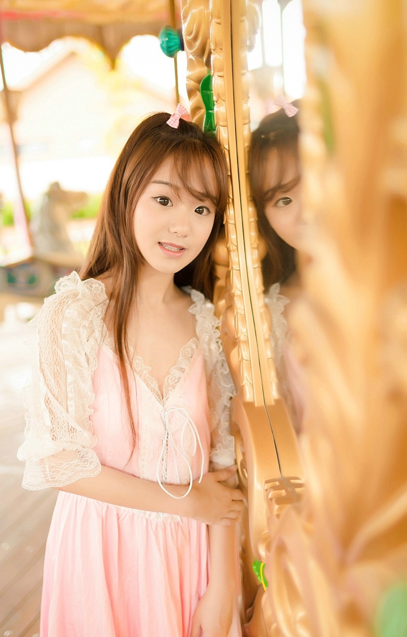 阳光下的吊带红裙明媚少女可爱耀眼写真集