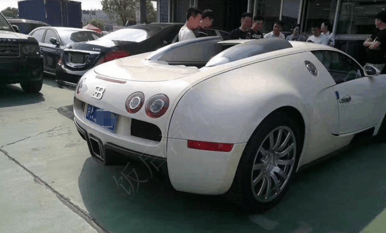 花900万元买辆二手超级跑车, 看到车后朋友们