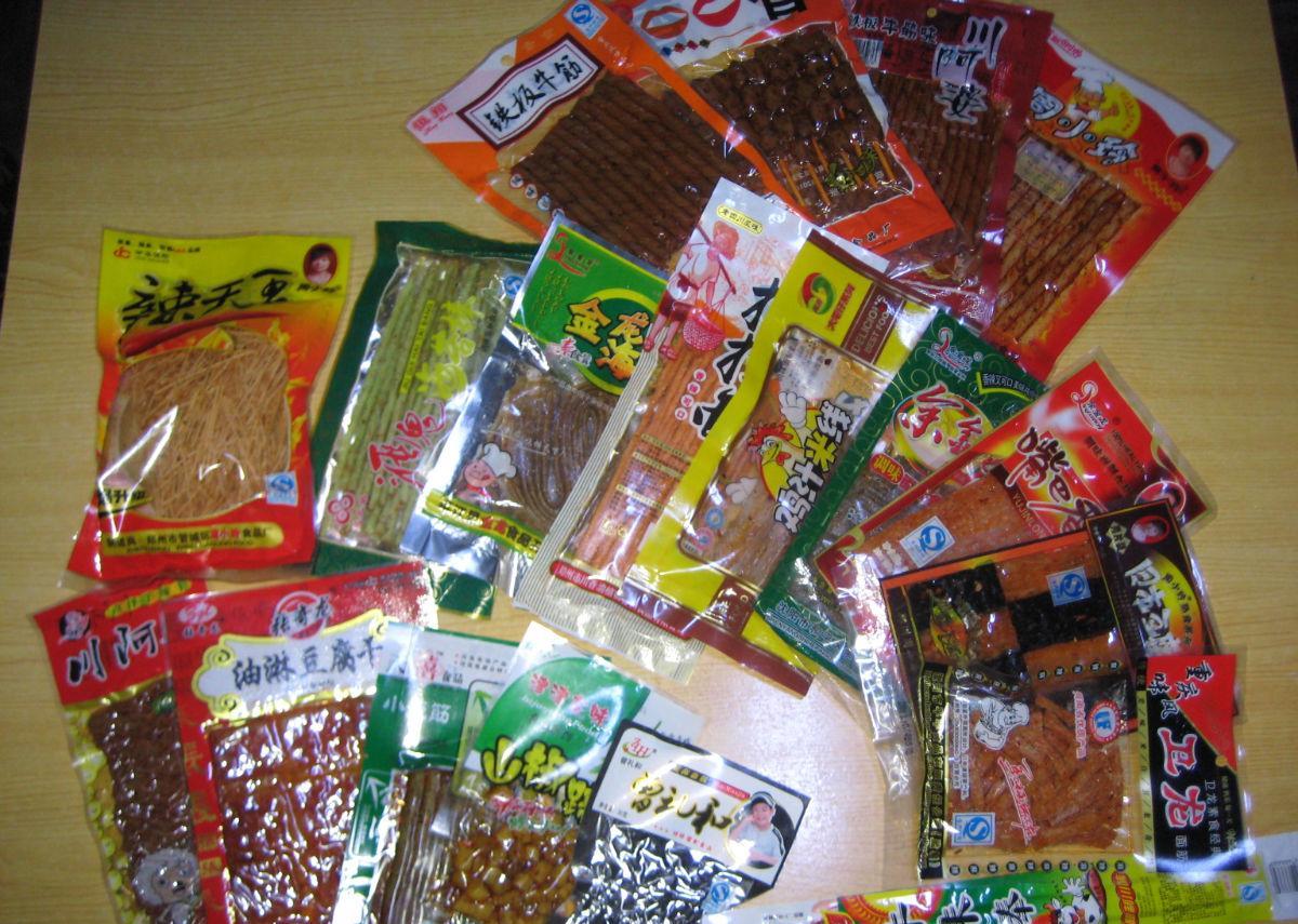 10岁男孩天天在校门口吃垃圾食品, 爸妈看了很担心!