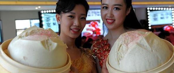两位美女, 这馒头又大又白, 哪里买的?