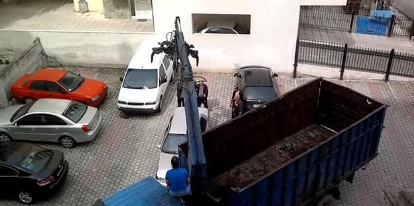 司机肆意停车挡住居民车位, 无奈找来抓车将其整辆抓走