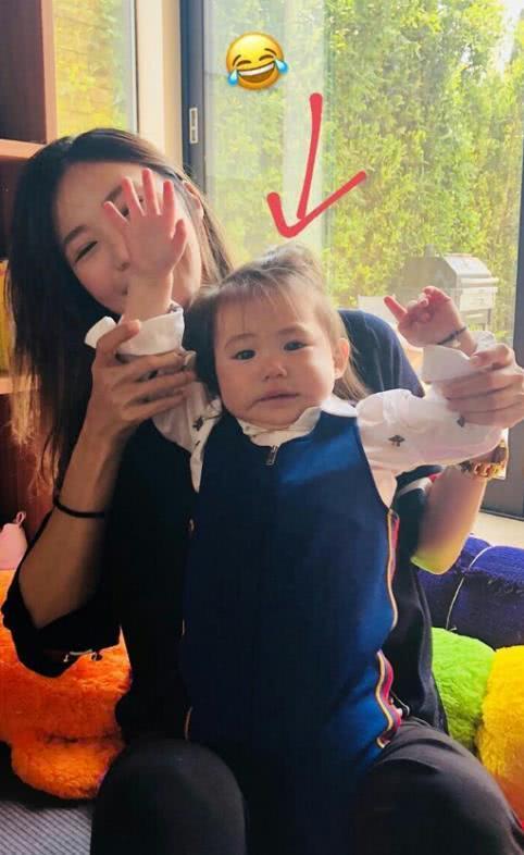 秦舒培忙完工作回家陪女儿，alaia对她认生不让碰？哭成小花脸！