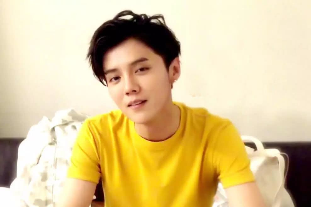 男明星穿黄色衣服,鹿晗、张艺兴、易烊千玺全