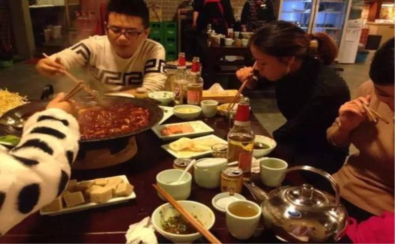 女子和朋友吃火锅, 吃出卫生巾, 结果不淡定