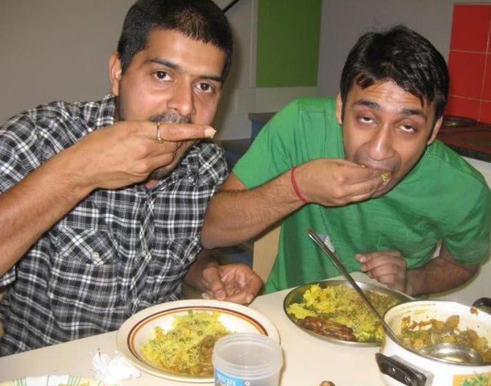 为什么印度人吃饭只用右手,那左手是用来干嘛的?