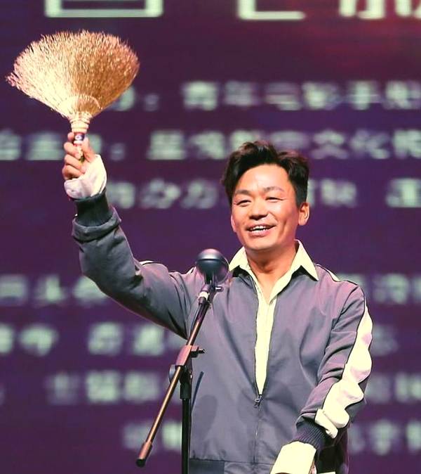 王宝强亲自领金扫帚奖被赞,郭德纲有可能接棒