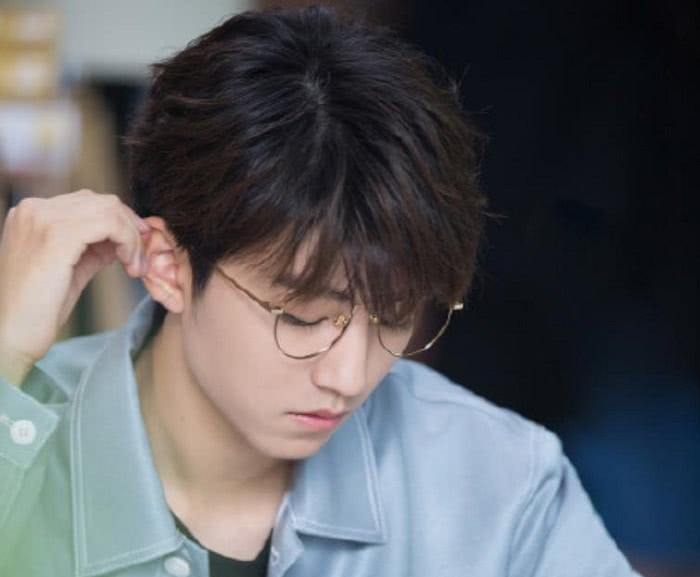 同戴金丝框眼镜:吴磊霸气，范丞丞时尚，网友却被王俊凯圈粉了