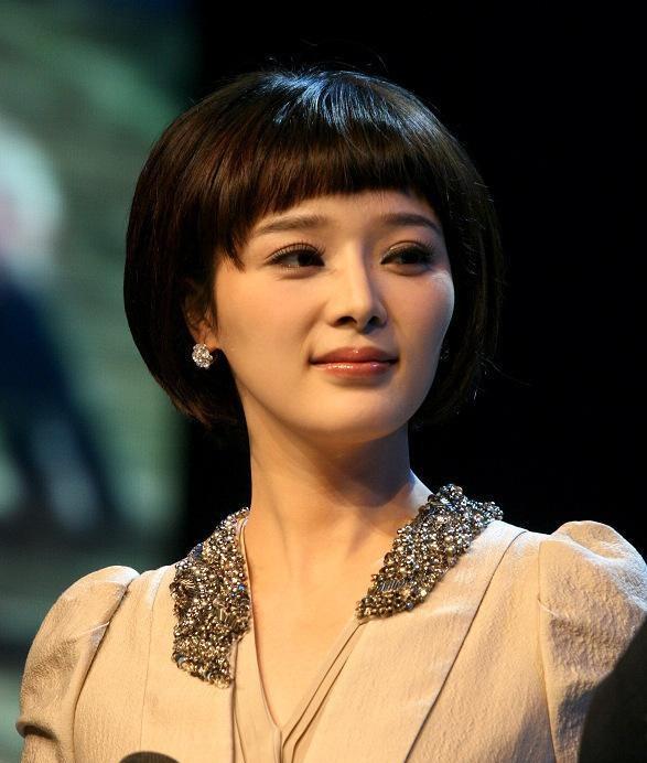 央视女主播蝴蝶近照,凹凸身材迷人,但脸部变形