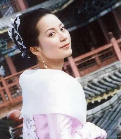 最美的不完美女子: 两个嘴歪、一个大五官, 她