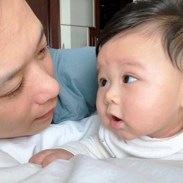 胡杏儿老公晒8个月大的儿子，小肉腿柔韧度强，颜值太高了！
