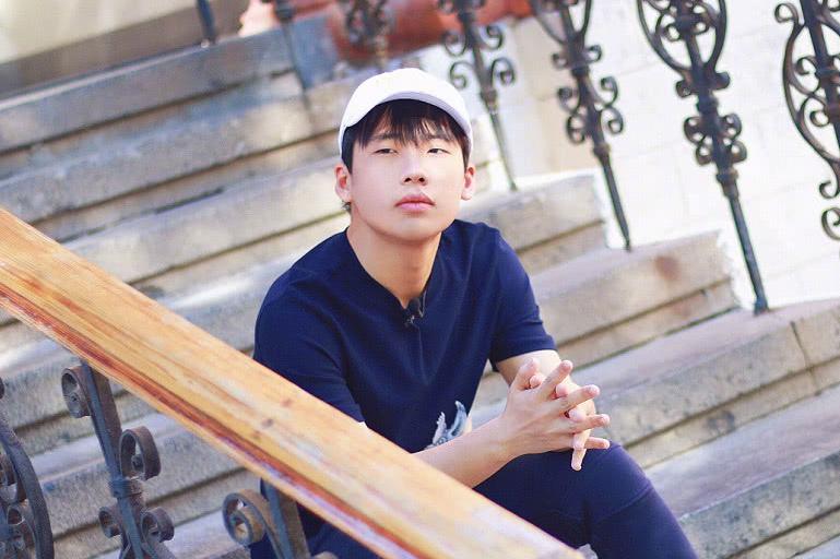 郭德纲22岁儿子近照,颜值远胜老爸太撩人,小眼睛帅哥别有风范