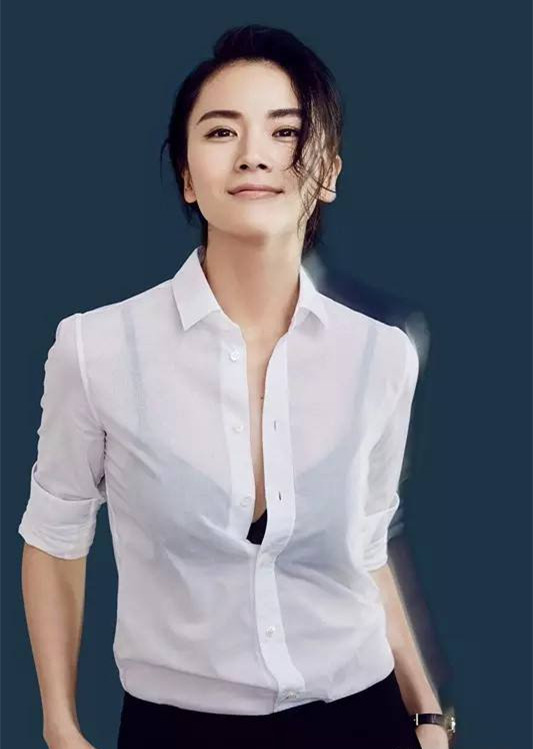 曹曦文知性大方的穿搭,十分适合都市女性