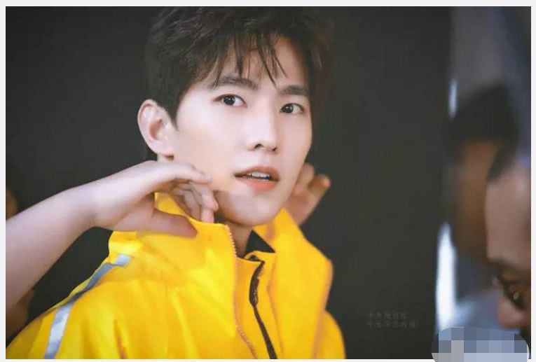 男明星穿黄色衣服,鹿晗、张艺兴、易烊千玺全