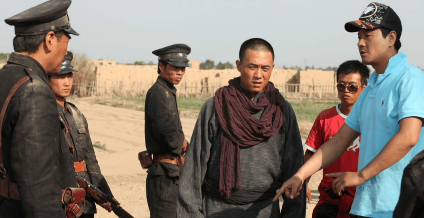 《雪狼谷》片场照, 李印戴着墨镜很酷, 连奕名带着演员一起走戏