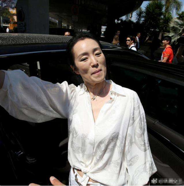 巩俐近照满脸沧桑, 51岁她成了翻版张艺谋, 网友: 看到很想流泪