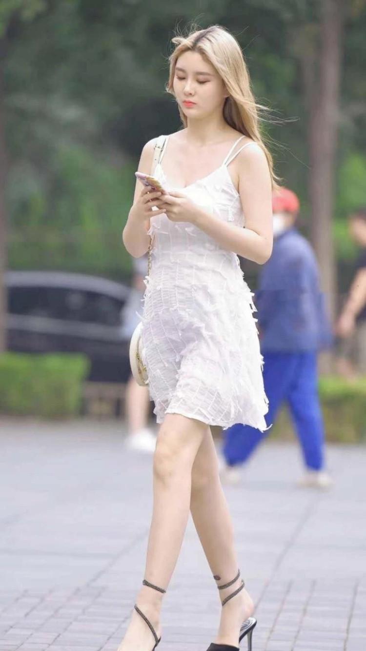 白色连衣裙, 更能彰显美女白皙的皮肤, 清纯又可爱