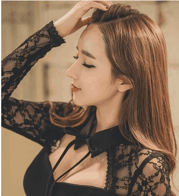 这位美女面带微笑,侧脸更诱人