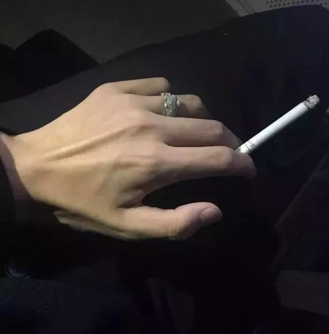12句抖音上最走心的句子:只见新人笑,不闻旧人