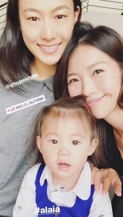 秦舒培忙完工作回家陪女儿，alaia对她认生不让碰？哭成小花脸！
