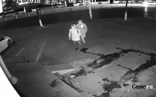 不怕神一样的队友,就怕猪一样的队友,你们砸个门而已,就不能好好的